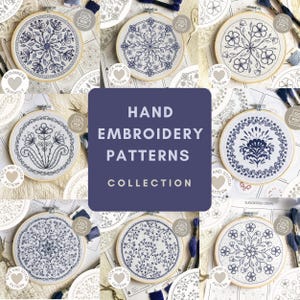 Peut inclure: Collection de motifs de broderie à la main dans des cerceaux en bois, avec divers motifs floraux et géométriques en fil bleu et blanc. Le texte "Hand Embroidery Patterns Collection" est inclus.