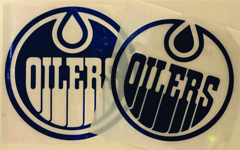 K&ouml;nnte beinhalten: Zwei runde Aufkleber mit dem Logo der Edmonton Oilers. Das Logo enth&auml;lt einen marineblauen Kreis mit wei&szlig;em Rand, eine marineblaue Tropfenform oben und das Wort "OILERS" in wei&szlig;en Blockbuchstaben.