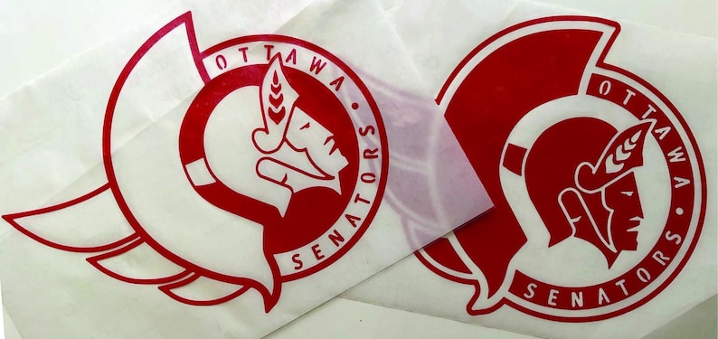 K&ouml;nnte beinhalten: Zwei rote und wei&szlig;e Ottawa Senators Logo-Aufkleber. Das Logo zeigt einen stilisierten Gladiatorenkopf in einem kreisf&ouml;rmigen Design mit den Worten "OTTAWA SENATORS". Die Aufkleber befinden sich auf wei&szlig;em Hintergrund.