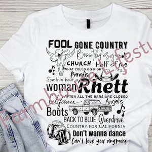 Puede incluir: Una camiseta blanca con un diseño gráfico en blanco y negro con el texto "Fool Gone Country Beautiful as you're Church Half of me What could go right Paradis Somthin bout a woman Rhett After all the bars are closed California Boots Angels Back to Blue Overdrive Country for California Don't wanna dance Can't love you anymore"