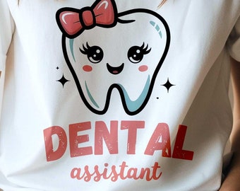 Może przedstawiać: Biała koszulka z kreskówkowym zębem w różowej kokardce i napisem "DENTAL assistant".