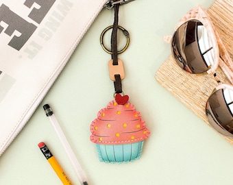 Ciondolo cupcake alla fragola, ciondolo per borsa unico, grazioso portachiavi, ciondolo per borsa fatto a mano, regalo portachiavi, portachiavi a forma di torta di pasta frolla, portachiavi in microfibra