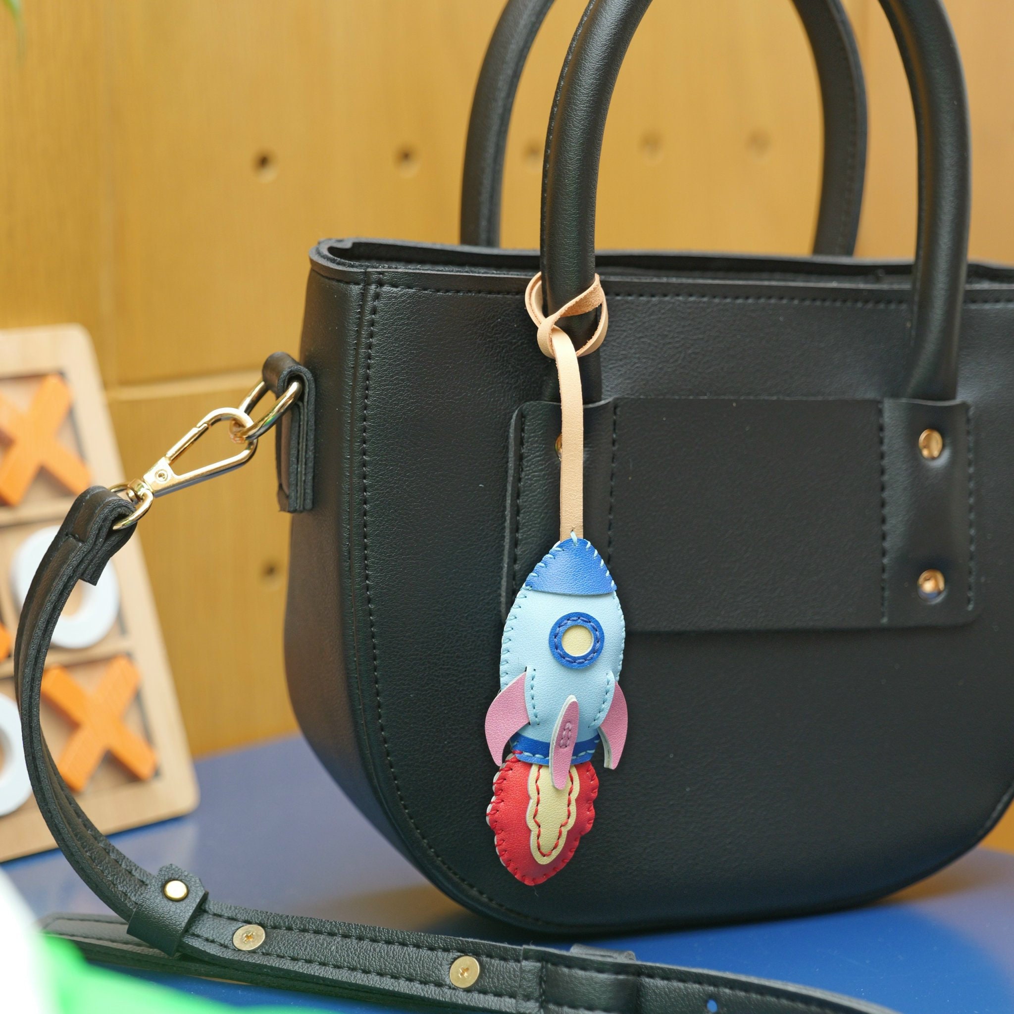 ハンドメイドレザーロケットバッグチャーム：ユニークなキーホルダー