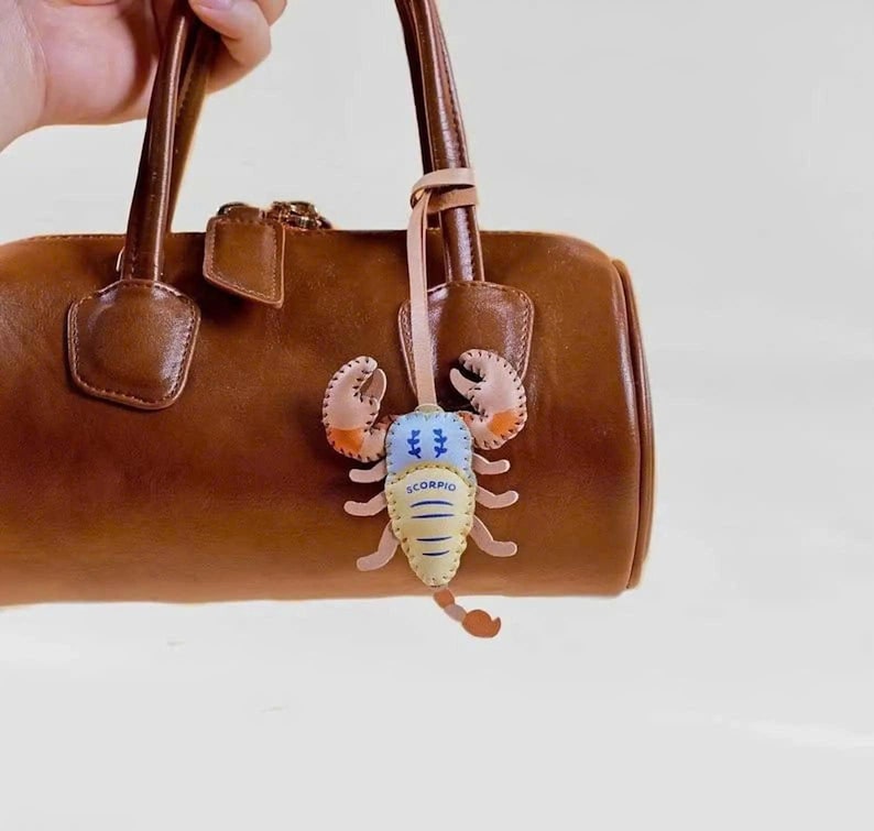 Llavero de Cáncer y colgante para bolso de piel vegana – Colgante para bolso del horóscopo zodiacal, accesorio para colgar en el coche, regalo astrológico único para ella. imagen 15