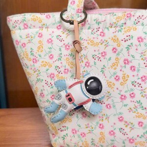 手作りのレザー製ロケット型バッグチャーム：ユニークなキーホルダーギフト 画像 8