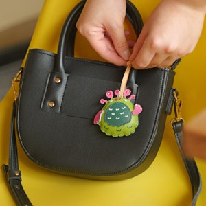 Breloque de sac monstre rose aux yeux multiples, breloque de sac unique, joli porte-clés, breloque de sac fait main, porte-clés cadeau, porte-clés breloque de sac à main, cadeau