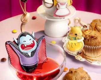 Ciondolo retrò in pelle vegana per borsa - Portachiavi con simpatico cartone animato, piccolo regalo per lei di TickPickDesigns