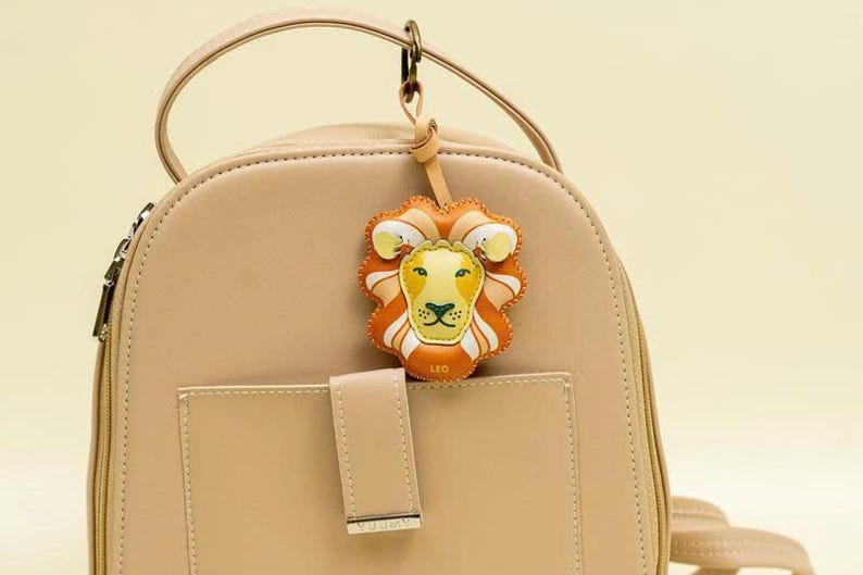 Llavero de Cáncer y colgante para bolso de piel vegana – Colgante para bolso del horóscopo zodiacal, accesorio para colgar en el coche, regalo astrológico único para ella. Leo