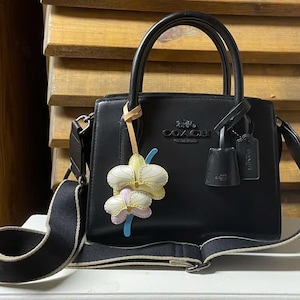 Dije para bolso con orquídea del bosque, dije para bolso con flor de cuero de microfibra, dijes para bolso con orquídea, llavero de cuero vegano, regalo para ella, dije para bolso único
