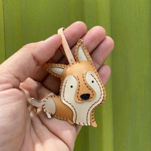 Llavero de pastor alemán marrón claro: abalorio de perro de cuero vegano hecho a mano, accesorio de microfibra para bolso, regalo para amantes de los perros, pequeño detalle único.