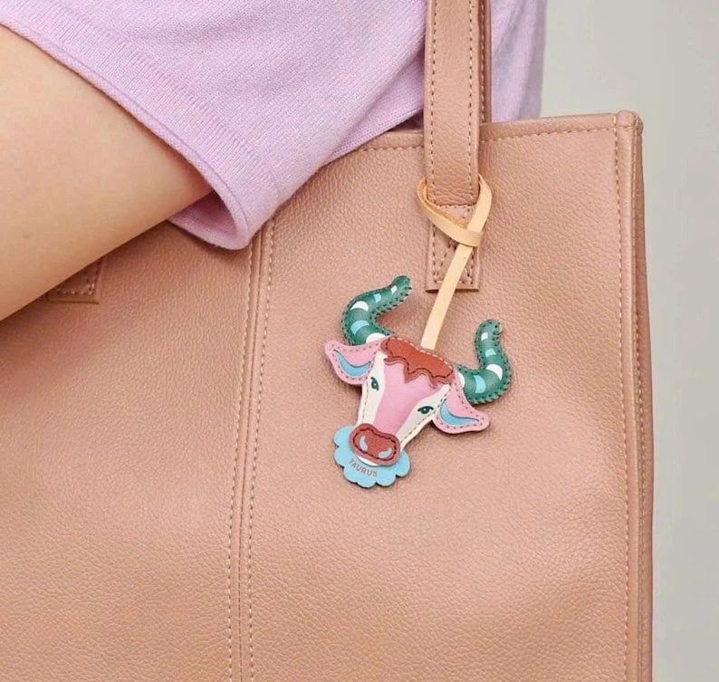 Llavero de Cáncer y colgante para bolso de piel vegana – Colgante para bolso del horóscopo zodiacal, accesorio para colgar en el coche, regalo astrológico único para ella. imagen 16