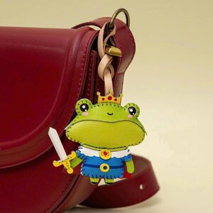 手作りのレザー製ロケット型バッグチャーム：ユニークなキーホルダーギフト The Frog Prince
