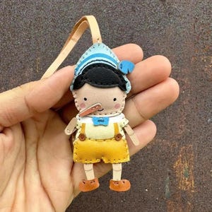 手作りのレザー製ロケット型バッグチャーム：ユニークなキーホルダーギフト Pinocchio