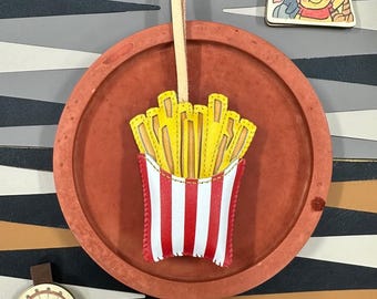 Portachiavi a forma di patatine fritte in pelle, realizzato a mano: un regalo perfetto per gli amanti del cibo.