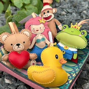 Charm icónico para bolso de juguete: llavero retro de mono con calcetín de cuero vegano, regalo icónico para juguete, charm para coche, decoración para mochila, accesorio adorable.