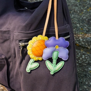 Charm para bolso con colección de flores, Charm para bolso con flor de sakura, Llavero con flor de tulipán, Charm para bolso hecho a mano, Llavero de regalo