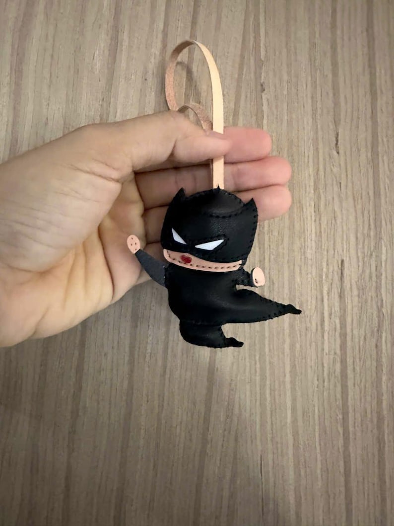 手作りのレザー製ロケット型バッグチャーム：ユニークなキーホルダーギフト Miss Fury