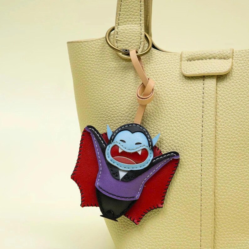 手作りのレザー製ロケット型バッグチャーム：ユニークなキーホルダーギフト Dracula