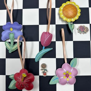 Charm para bolso con colección de flores, Charm para bolso con flor de Sakura, Llavero con flor de tulipán, Charm para bolso hecho a mano, Llavero de regalo,