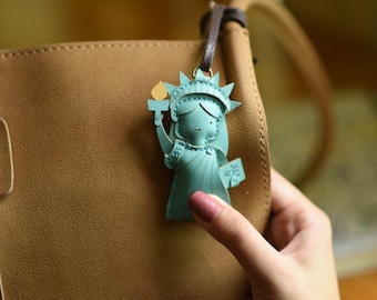 Ciondolo per borsa in pelle Lady Liberty, ciondolo per borsa unico, portachiavi, ciondolo per borsa fatto a mano, regalo portachiavi, ciondolo per borsa, un simbolo iconico negli Stati Uniti