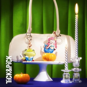 Söt vegansk läderväska-berlock – Retro tecknad karaktärsnyckelring, liten present till henne, TickPickDesigns, Friendsgiving-val