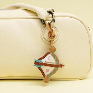 Llavero de Cáncer y colgante para bolso de piel vegana – Colgante para bolso del horóscopo zodiacal, accesorio para colgar en el coche, regalo astrológico único para ella. Sagittarius