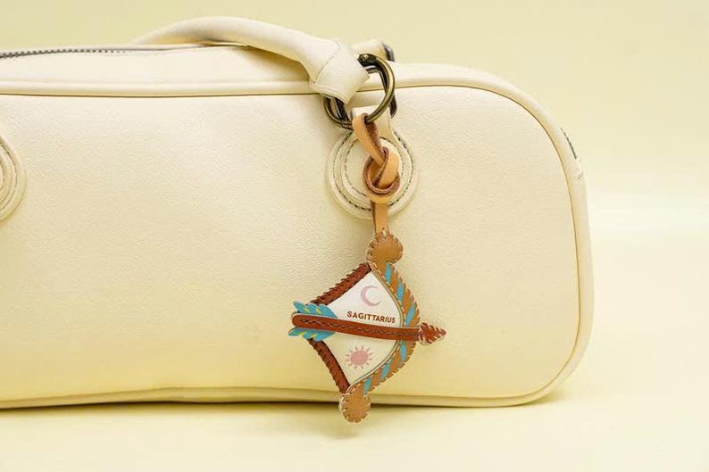 Llavero de Cáncer y colgante para bolso de piel vegana – Colgante para bolso del horóscopo zodiacal, accesorio para colgar en el coche, regalo astrológico único para ella. Sagittarius