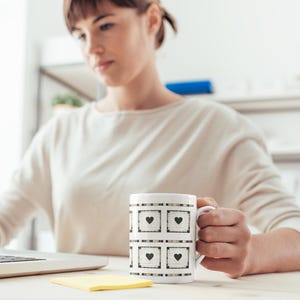 Taza de cerámica con diseño de corazón negro de 325 ml: taza minimalista con diseño de corazón y azulejos a cuadros, un bonito regalo para dormitorio.