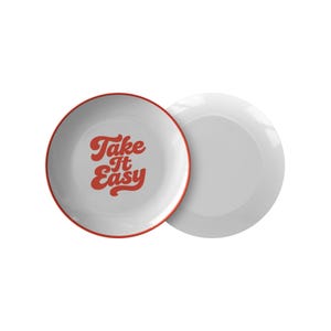 Plato de polímero con arte de pared retro "Tómalo con calma", decoración tipográfica de los años 70, plato con cita vintage en rojo y blanco, decoración de pared con arte retro para cocina. imagen 5