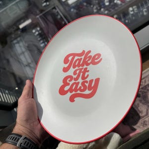 Plato de polímero con arte de pared retro "Tómalo con calma", decoración tipográfica de los años 70, plato con cita vintage en rojo y blanco, decoración de pared con arte retro para cocina. imagen 4