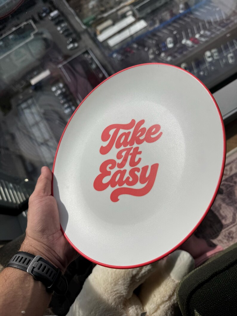 Plato de polímero con arte de pared retro "Tómalo con calma", decoración tipográfica de los años 70, plato con cita vintage en rojo y blanco, decoración de pared con arte retro para cocina. imagen 4