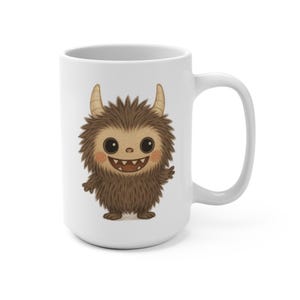 Taza de café de cerámica blanca de 15 oz con adorable monstruo peludo y cuernos, dibujo animado caprichoso.