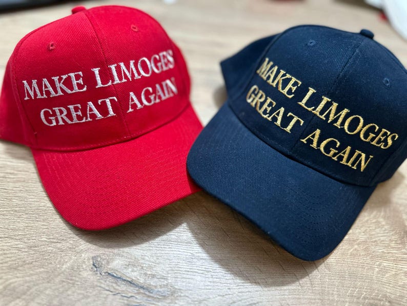Op de afbeelding: Twee baseballpetten met de tekst "Make Limoges Great Again" erop geborduurd. De ene pet is rood met witte tekst, de andere is donkerblauw met gouden tekst.