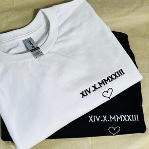 T-Shirt Couple avec Numéro Romain Personnalisable, T-Shirt Unisexe à Col Rond avec Date et Cœur Brodés Personnalisés
