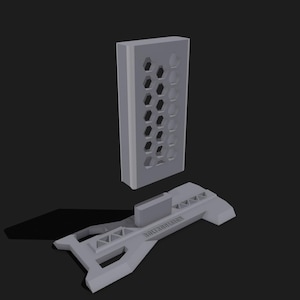 Puede incluir: Un objeto gris claro renderizado en 3D, posiblemente un componente o parte de una estructura más grande. Consiste en una pieza rectangular con múltiples recortes hexagonales y una base con diseño geométrico.