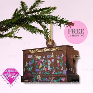 Adorno de piano de canción sorpresa / Eras Tour 2024 Adorno de madera personalizado / Adorno de gira de eras personalizado / Adorno de piano floral, Adorno de Navidad