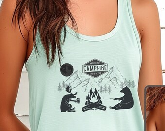 Alrededor de la fogata La vida es mejor camiseta sin mangas, Camping tanque de mujeres, amante del campamento, regalo de camper, camping familiar, camisa al aire libre, regalo de senderismo