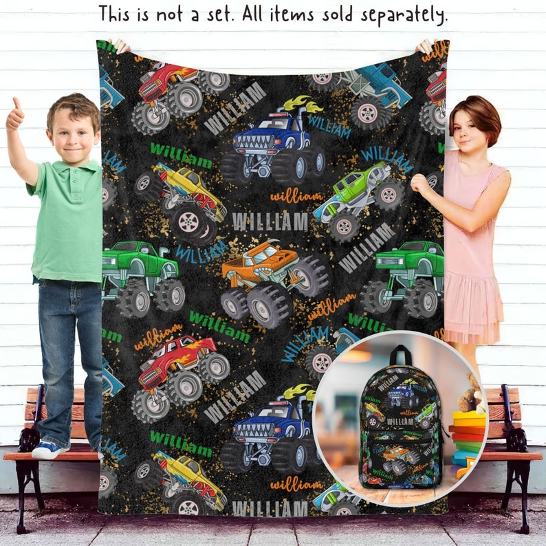Może przedstawiać: Czarny i złoty koc z polaru w stylu monster truck z imieniem "William" powtarzającym się na całym wzorze. Koc jest pokazany z pasującą torbą.