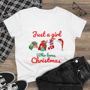 Nur ein Mädchen, das Weihnachten liebt, Weihnachts-T-Shirt, Weihnachtsgeschenk-Shirt, Weihnachtsmädchen-Shirt, nettes Weihnachtst-stück, Feiertags-Shirt