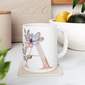 rotule um alfabeto floral caneca de café | O nome começa com A | Caneca Inicial | Xícara de café inicial | Presente de aniversário | flores da aguarela caneca de <br> Entrega Rápida? 11 onças