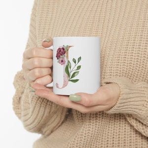 Alfabeto floral da letra J Caneca de <br> Entrega Rápida? O nome começa com J | Caneca Inicial | Xícara de café inicial | Presente de aniversário | flores da aguarela caneca de <br> Entrega Rápida? 11 onças