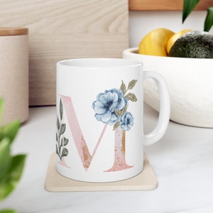 Letra M Alfabeto floral Taza de café / El nombre comienza con M / Taza inicial / Taza de café inicial / Regalo de cumpleaños / Taza de flores de acuarela / 11 oz