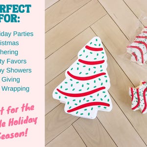 Puede incluir: Galletas blancas con forma de &aacute;rbol de Navidad con glaseado rojo y verde. Las galletas est&aacute;n sobre una superficie de madera con un &aacute;rbol de Navidad de papel blanco recortado. El texto "PERFECT FOR:" est&aacute; sobre un fondo rosa con un borde turquesa. El texto enumera "Holiday Parties, Christmas Gathering, Party Favors, Baby Showers, Gift Giving, Gift Wrapping". El texto "Great for the Whole Holiday Season!" est&aacute; sobre un fondo rosa con un borde turquesa.