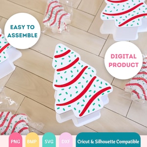 Puede incluir: Una descarga digital de un dise&ntilde;o de &aacute;rbol de Navidad imprimible. El dise&ntilde;o presenta rayas rojas y verdes con lunares blancos. El dise&ntilde;o es compatible con las m&aacute;quinas de corte Cricut y Silhouette. El texto "F&aacute;cil de ensamblar" y "Producto digital" est&aacute; incluido en la imagen.
