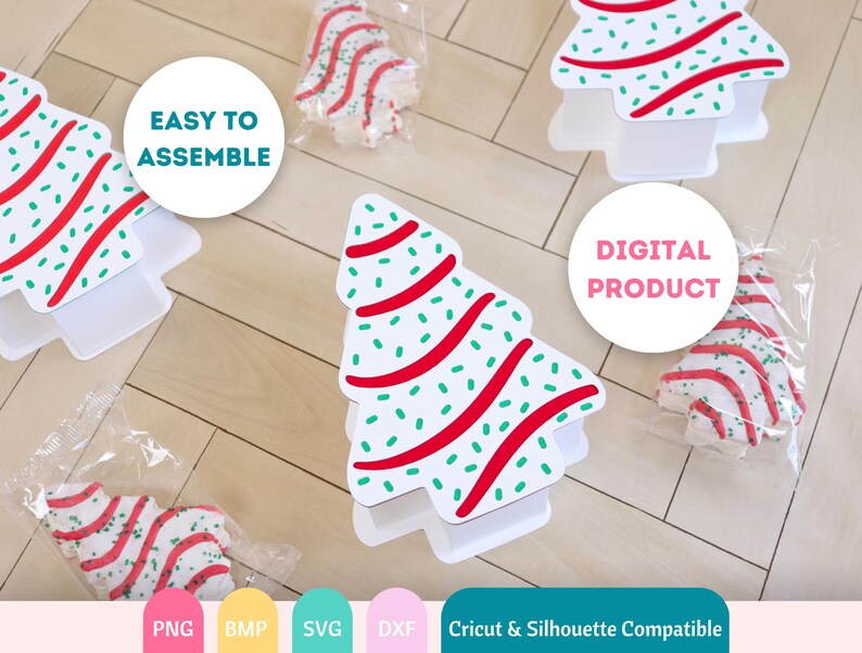 Puede incluir: Una descarga digital de un dise&ntilde;o de &aacute;rbol de Navidad imprimible. El dise&ntilde;o presenta rayas rojas y verdes con lunares blancos. El dise&ntilde;o es compatible con las m&aacute;quinas de corte Cricut y Silhouette. El texto "F&aacute;cil de ensamblar" y "Producto digital" est&aacute; incluido en la imagen.