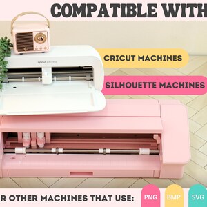 Puede incluir: Una m&aacute;quina de corte Cricut Joy rosa y blanca con el texto "Cricut Joy" en la parte delantera. La m&aacute;quina es compatible con m&aacute;quinas Cricut, m&aacute;quinas Silhouette y otras m&aacute;quinas que utilizan archivos PNG, BMP, SVG y DXF.