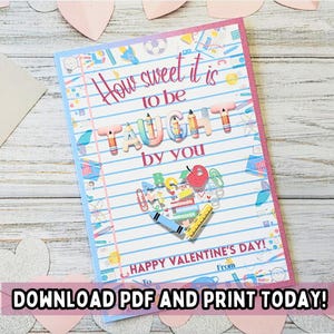 Könnte beinhalten: Eine druckbare Valentinstagskarte für einen Lehrer. Die Karte hat einen blauen und weißen Hintergrund mit einem Herz aus Schulmaterialien. Der Text auf der Karte lautet "How sweet it is to be TAUGHT by you." und "Happy Valentine's Day!"