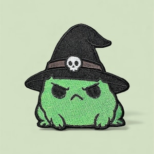 Könnte beinhalten: Eine weiße Keramik-Tasse mit schwarzem Henkel und dem Text "But First, Coffee" in handschriftlichem Stil. Die Tasse steht auf einer weißen Oberfläche. Für Heißgetränke.