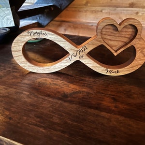 Belle plaque en bois coeur infini ou porte-bague, chevalet CNC fichier et SVG, cadeau en bois, cadeau de la Saint-Valentin