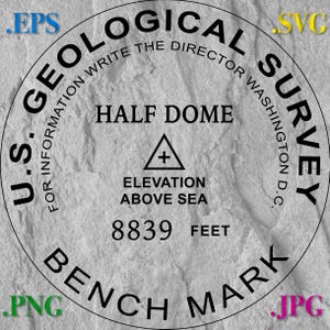 Könnte beinhalten: Ein schwarzes und weißes rundes Schild mit dem Text "U.S. Geological Survey" und "Half Dome" in einem weißen Kreis. Das Schild enthält auch den Text "For Information Write The Director Washington D.C." und "Elevation Above Sea 8839 Feet".